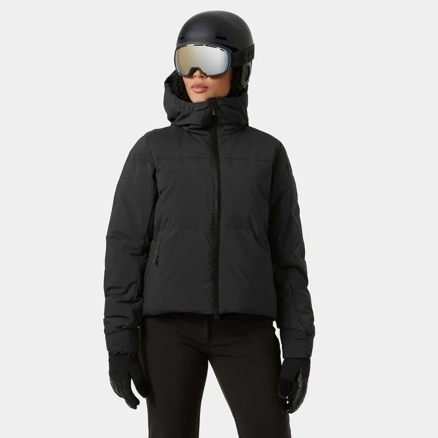 MANTEAU SKI FEMME NORA SHORT PUFFY 65897 990 HELLY HANSEN MAHEU GO SPORT DEVANT MANNEQUIN