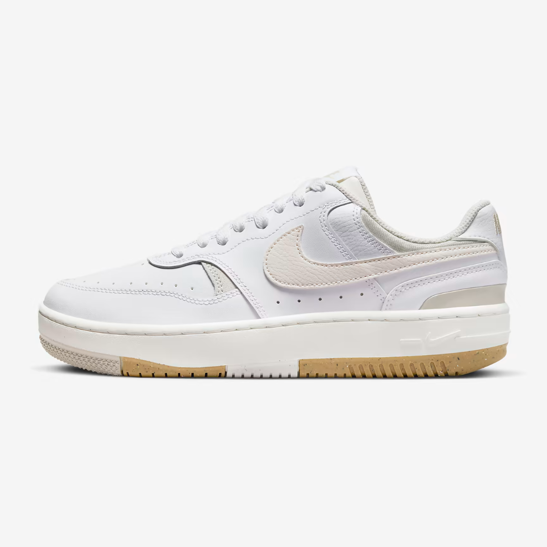 CHAUSSURE FEMME GAMMA FORCE BLANC ET BEIGE DX9176 103 NIKE MAHEU GO SPORT CÔTÉ