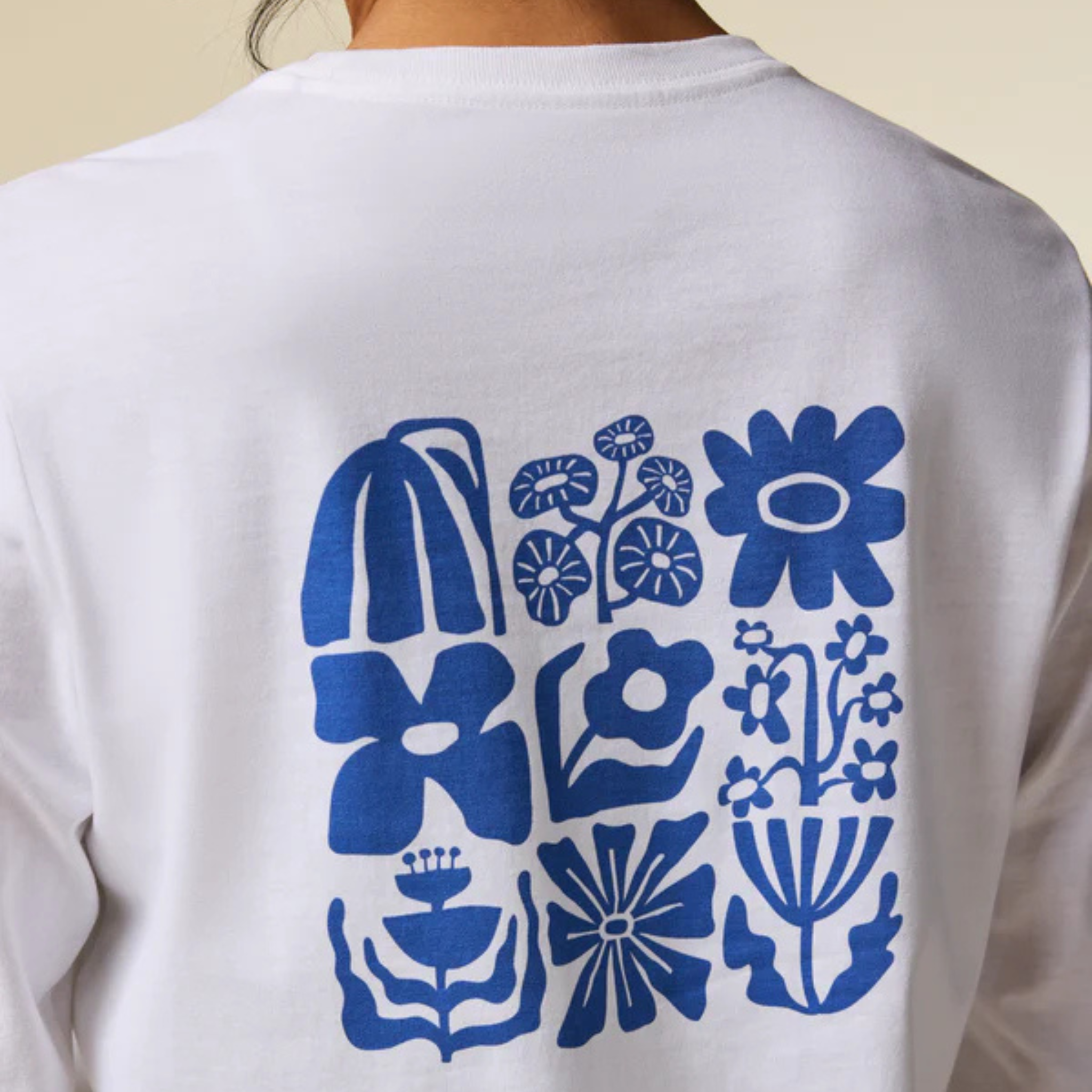 WOMEN'S LONG-SLEEVED T-SHIRT, WHITE FLOWER PATCH