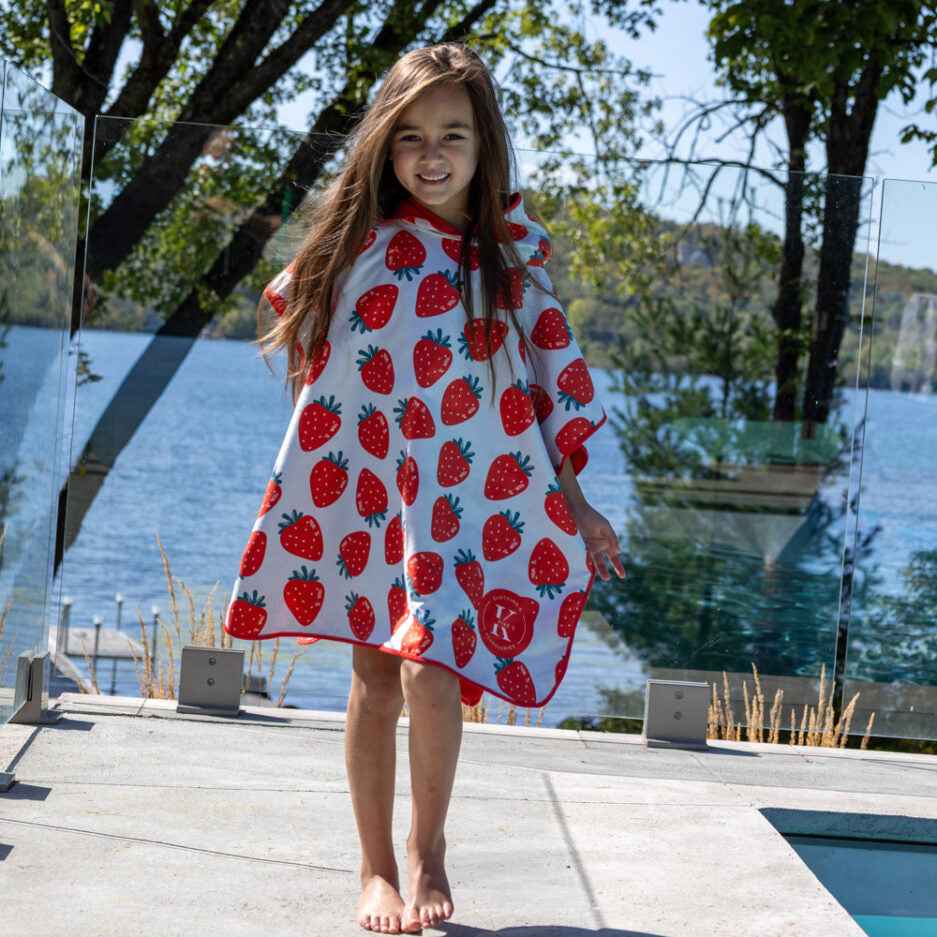 SERVIETTE PONCHO EN MICROFIBRE ENFANT, FRAISE À GOGO