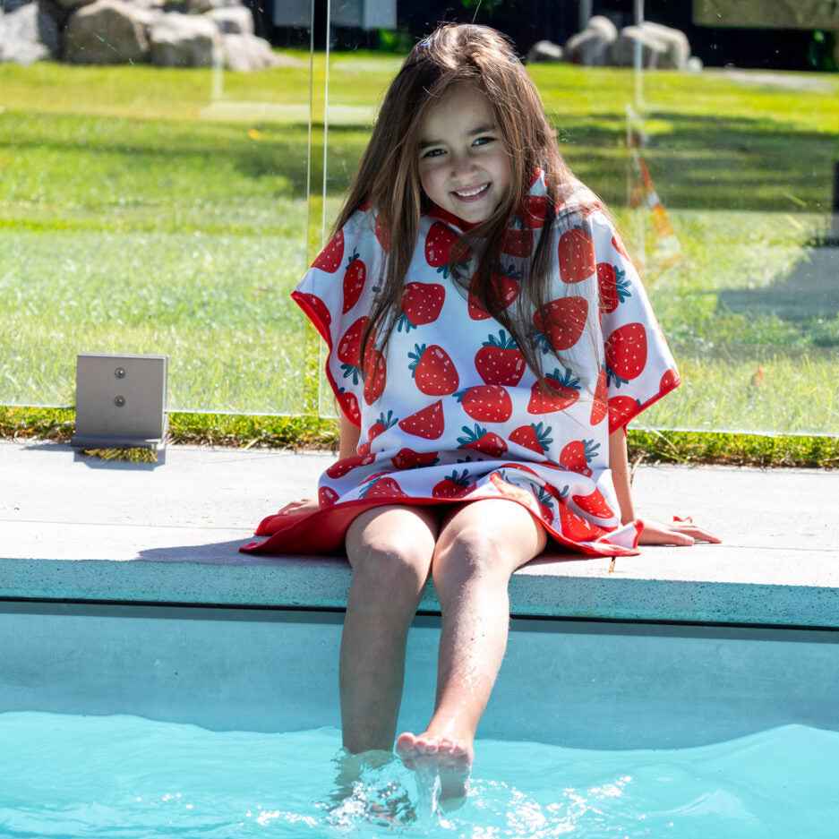 SERVIETTE PONCHO EN MICROFIBRE ENFANT, FRAISE À GOGO