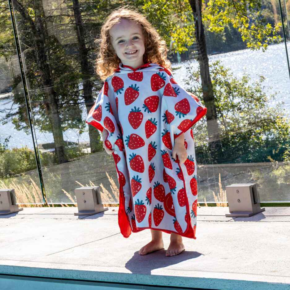 SERVIETTE PONCHO EN MICROFIBRE ENFANT, FRAISE À GOGO