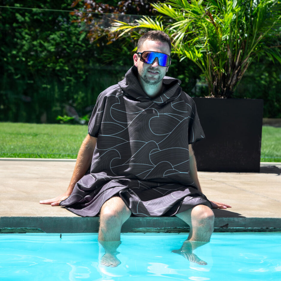 SERVIETTE PONCHO MICROFIBRE ADULTE K5 SOMBRE OCÉAN MAHEU GO SPORT DEVANT MANNEQUIN HOMME