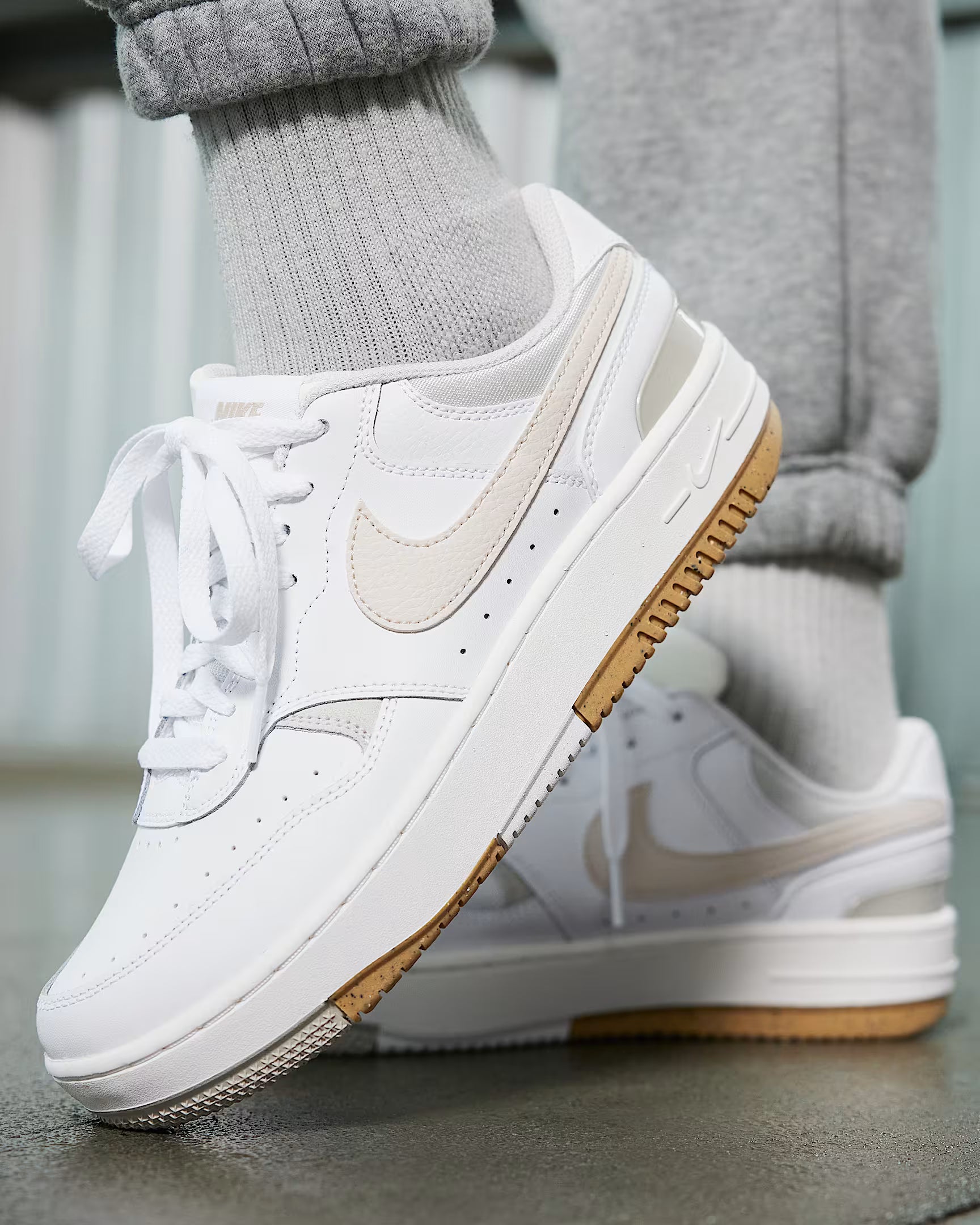 CHAUSSURE FEMME GAMMA FORCE BLANC ET BEIGE DX9176 103 NIKE MAHEU GO SPORT PHOTO LIFESTYLE
